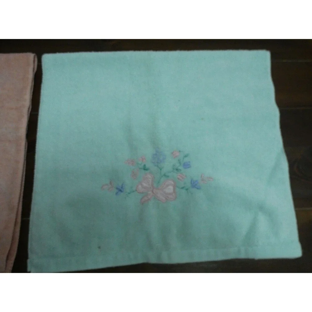 The Avanti Look 70s Vintage Set of 2 Hand Towels Embroidered Pink Green 28